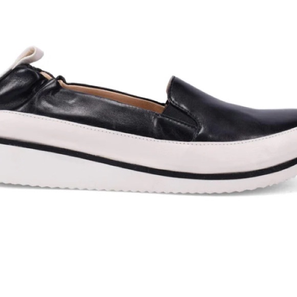 Ron White - Women’s Nell Ultralight Slip-On Black & White Sneaker (37- US 6 1/2) - Picture 7 of 8